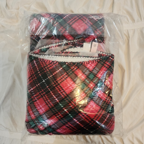 Victoria's Secret Red And Green Sherpa Throw Blanket 50in X 60in NWT - Picture 2 of 12